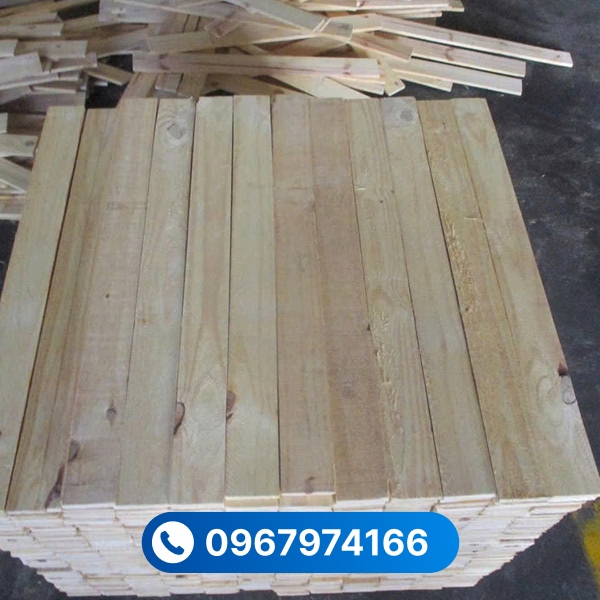 Chất liệu gỗ thông đóng pallet có độ bền ổn định, đáp ứng nhu cầu lưu trữ và xuất khẩu hàng hóa.