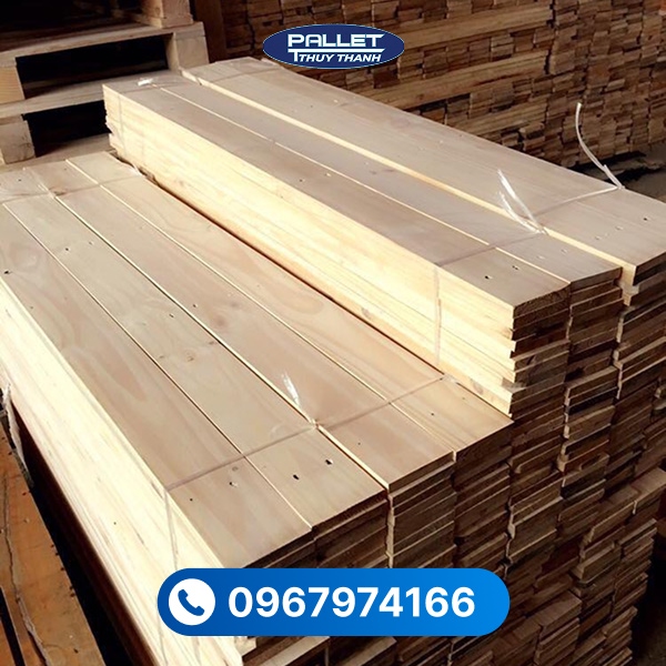 Ván gỗ thông pallet được xếp theo trồng để dễ dàng vận chuyển