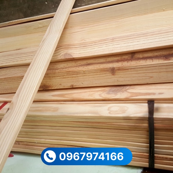 Chất liệu ván gỗ thông pallet có khả năng chịu lực tốt, phù hợp cho nhiều mục đích sử dụng.