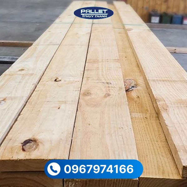 Lựa chọn ván gỗ thông pallet đạt tiêu chuẩn giúp tối ưu chi phí và đảm bảo an toàn hàng hóa.