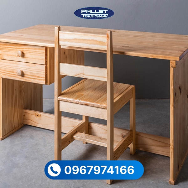 Bề mặt bàn học sinh gỗ thông nhẵn mịn, hạn chế trầy xước và dễ dàng vệ sinh