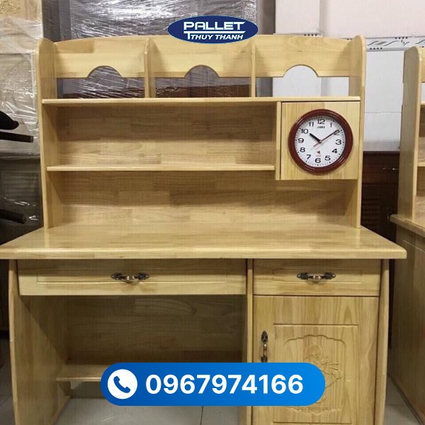 Bàn học sinh gỗ thông có thiết kế chắc chắn, phù hợp cho quá trình học tập lâu dài.