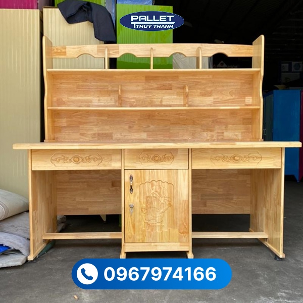 Bàn học sinh gỗ thông được làm từ gỗ tự nhiên, an toàn và thân thiện với sức khỏe của bé