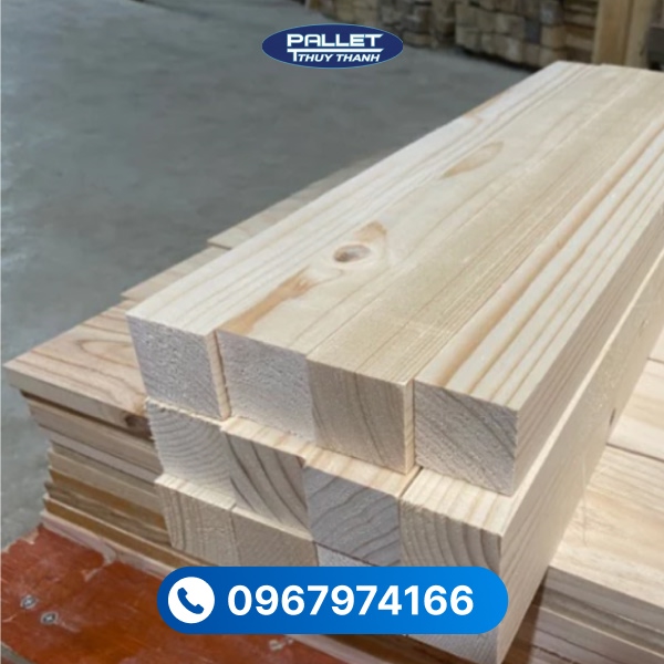 Gỗ thông dày 5cm có bề mặt sáng, vân gỗ rõ nét, mang lại vẻ đẹp tự nhiên và mộc mạc.