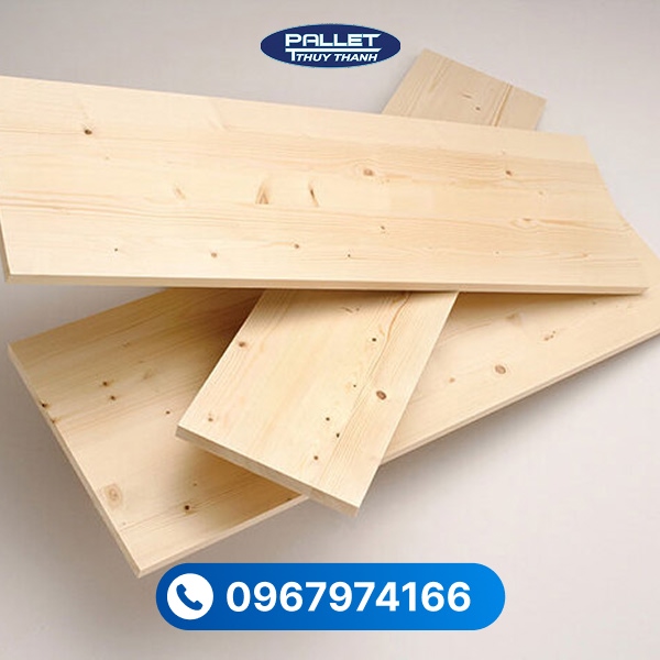 Các tấm gỗ thông được xếp gọn gàng theo nhiều quy cách, phù hợp đa dạng nhu cầu sử dụng