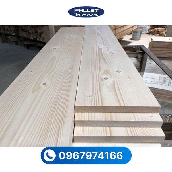 Bề mặt gỗ thông tấm có vân tự nhiên, màu sắc sáng và đồng đều