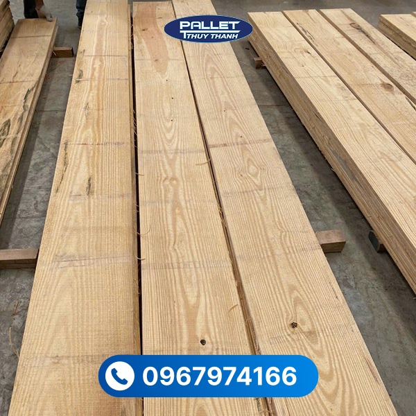 Gỗ thông tấm được gia công cắt theo kích thước, sẵn sàng cho thi công nội thất