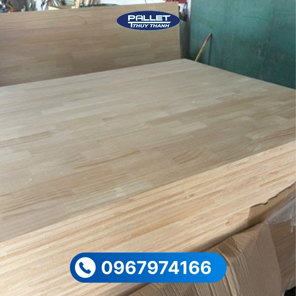 Bề mặt gỗ mịn, dễ sơn phủ, giúp tăng tính thẩm mỹ cho sản phẩm