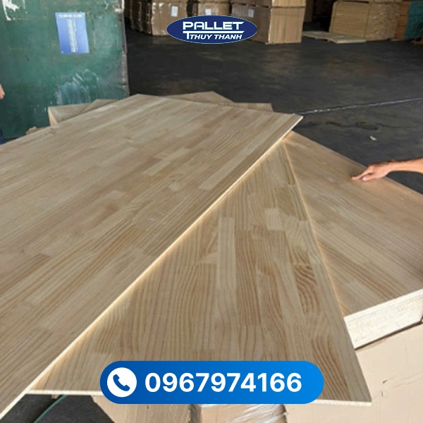 Gỗ thông được xử lý kỹ, giúp hạn chế cong vênh và nâng cao độ bền khi sử dụng