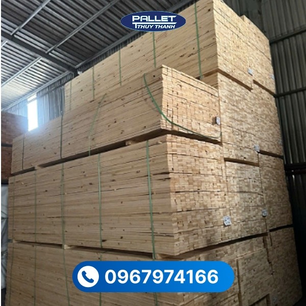 Gỗ thông có màu sắc sáng, vân gỗ tự nhiên rõ nét, mang lại vẻ đẹp mộc mạc và hiện đại