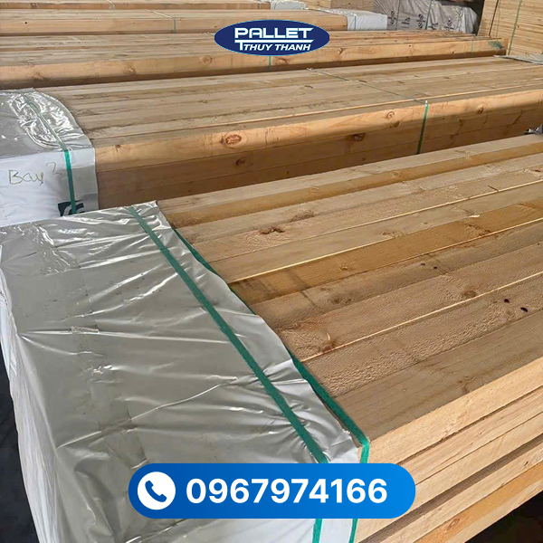 Bề mặt gỗ mịn, dễ xử lý sơn phủ, giúp tăng tính thẩm mỹ cho sản phẩm