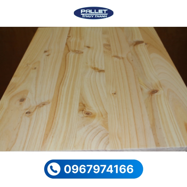 Tấm gỗ thông ghép AA có bề mặt đẹp, ít mắt gỗ, thường dùng cho nội thất cao cấp