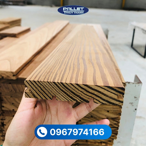 Bề mặt gỗ thông biến tính có màu sắc sẫm hơn, vân gỗ rõ và đồng đều