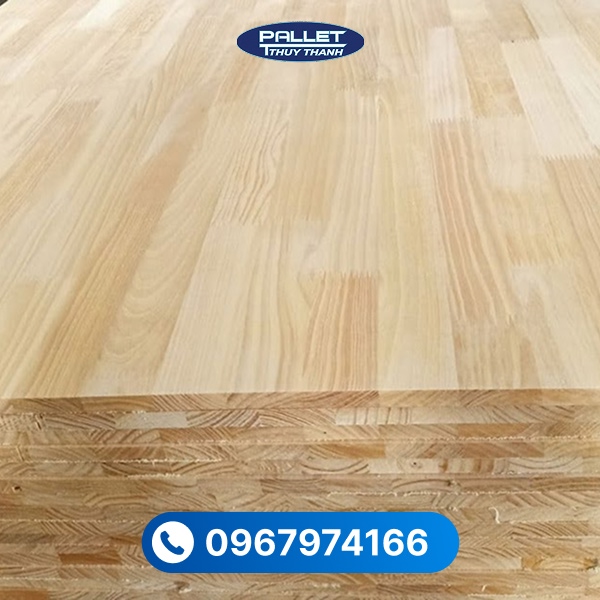 Gỗ thông ghép tấm với bề mặt phẳng mịn, vân gỗ tự nhiên và màu sắc đồng đều