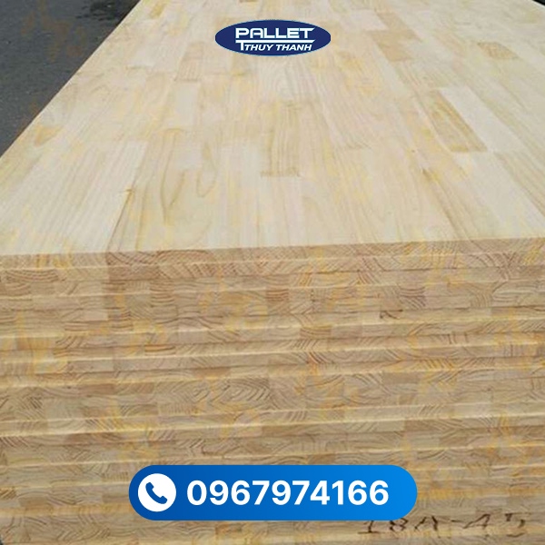 Cận cảnh cấu tạo gỗ thông ghép tấm từ nhiều thanh gỗ nhỏ, tăng độ ổn định khi sử dụng.