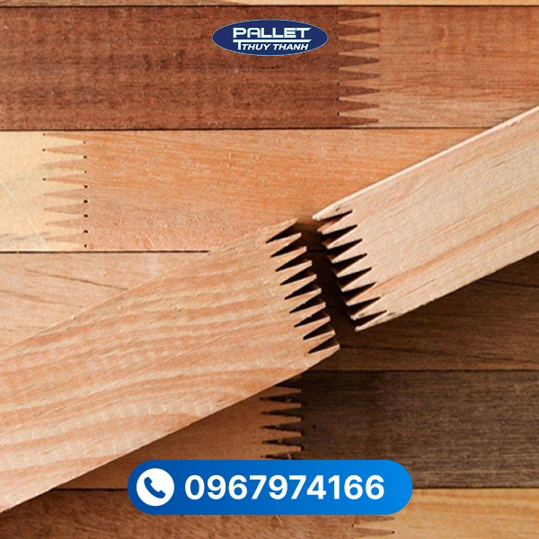 Gỗ thông ghép thanh được tạo thành từ nhiều thanh gỗ nhỏ ghép lại, bề mặt phẳng và đồng đều