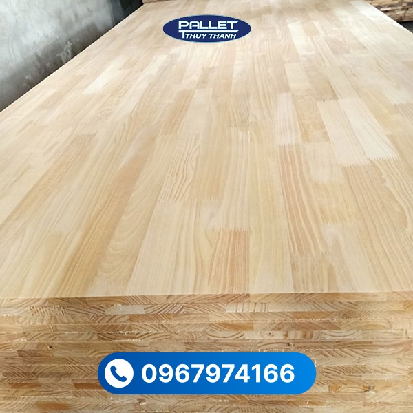 Bề mặt gỗ thông ghép thanh có vân tự nhiên, màu sáng, phù hợp nhiều phong cách nội thất