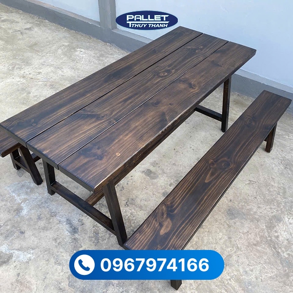 bộ bàn ghế gỗ thông tự nhiên với thiết kế đơn giản, phù hợp nhiều không gian nội thất.