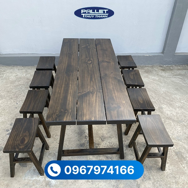 Chi tiết bề mặt gỗ thông làm bàn ghế được xử lý kỹ, giúp hạn chế mối mọt và tăng độ bền.