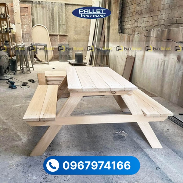 Quy trình sản xuất tại xưởng gỗ thông làm bàn ghế, đảm bảo chất lượng và độ hoàn thiện cao.