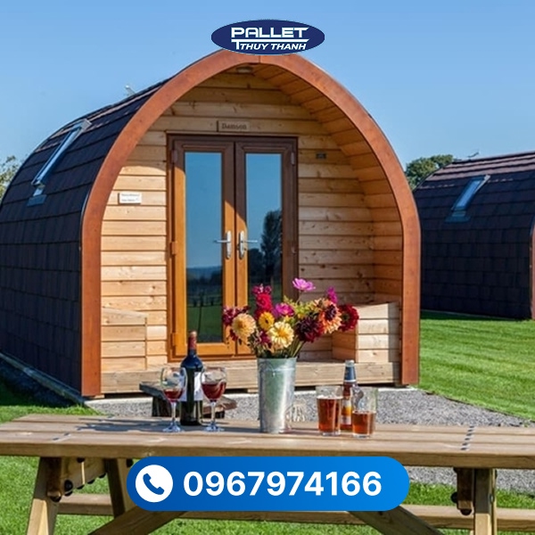 Không gian nội thất gỗ thông làm homestay nổi bật với màu sắc sáng, tạo cảm giác thư giãn.