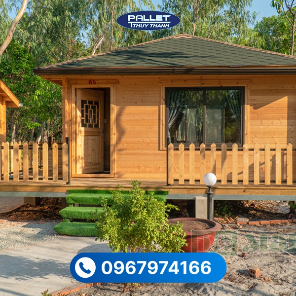 Hình ảnh homestay sử dụng gỗ thông tự nhiên, thiết kế ấm cúng và gần gũi với thiên nhiên.