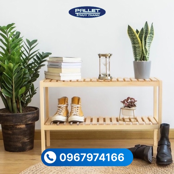 Bề mặt gỗ thông làm kệ sáng màu, dễ sơn phủ theo nhiều phong cách thiết kế