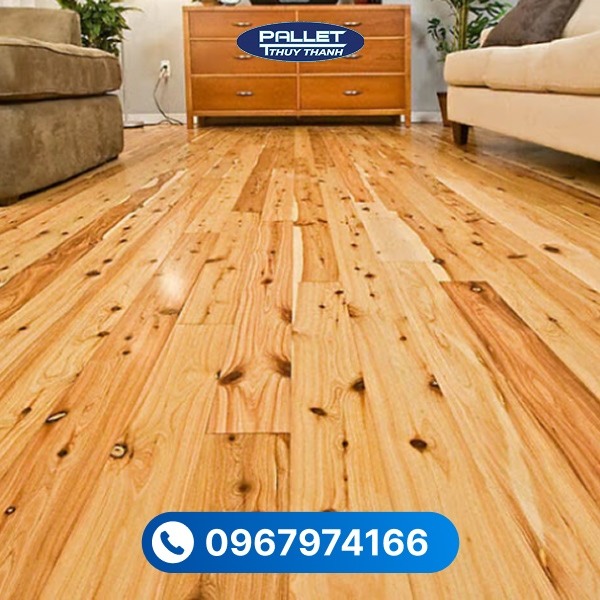 Sàn gỗ thông có độ đàn hồi nhẹ, tạo cảm giác êm chân khi di chuyển