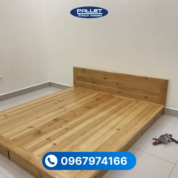 Chất liệu gỗ thông sấy có độ bền ổn định, phù hợp làm bàn ghế và giường tủ nội thất