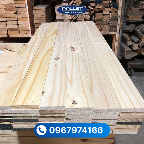 Ưu điểm của gỗ thông vàng là khả năng chịu lực tốt và ít bị cong vênh khi xử lý đúng cách