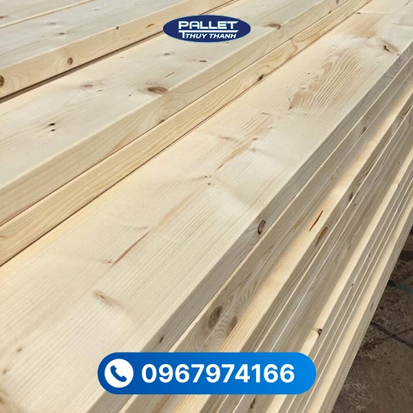 Gỗ thông vàng được sử dụng phổ biến trong nội thất như bàn ghế, tủ và ốp trang trí.