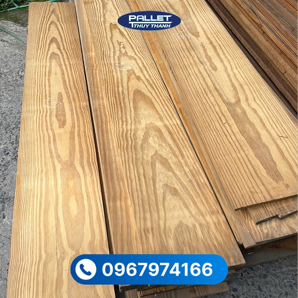 Gỗ thông vàng có màu sắc đậm, vân gỗ rõ nét, mang lại vẻ đẹp ấm áp và sang trọng.