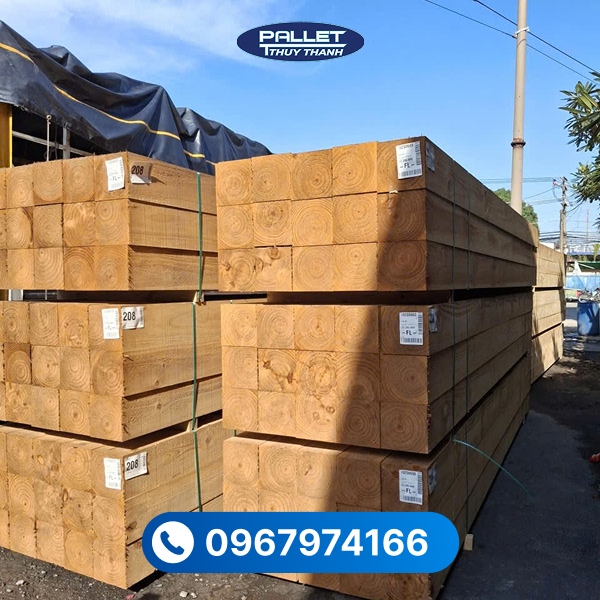 Chất liệu gỗ thông vuông có vân gỗ tự nhiên, màu sáng và trọng lượng nhẹ