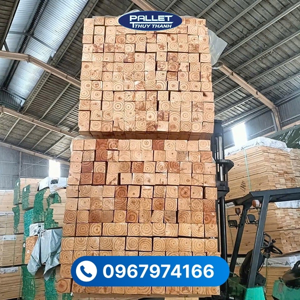 Gỗ thông vuông là dạng gỗ được xẻ theo quy cách vuông vức, dễ sử dụng trong xây dựng và nội thất.