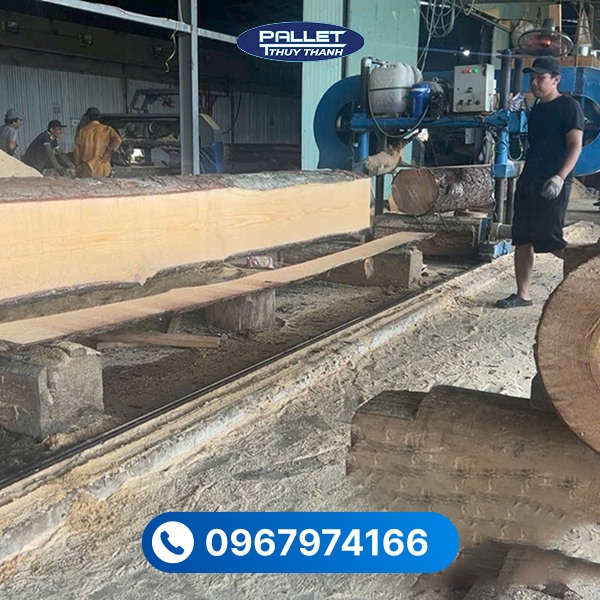 Gỗ thông xẻ được gia công từ gỗ tự nhiên, giữ nguyên vân gỗ đẹp và màu sắc sáng.