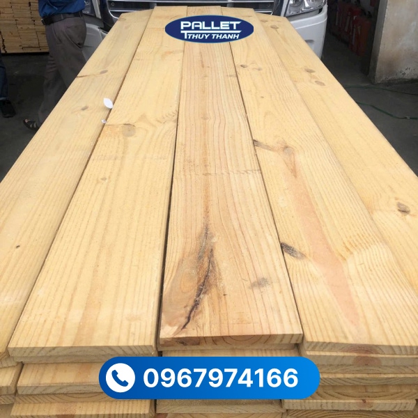 Gỗ thông xẻ thanh có bề mặt sáng, vân gỗ tự nhiên rõ nét, mang lại cảm giác mộc mạc và gần gũi