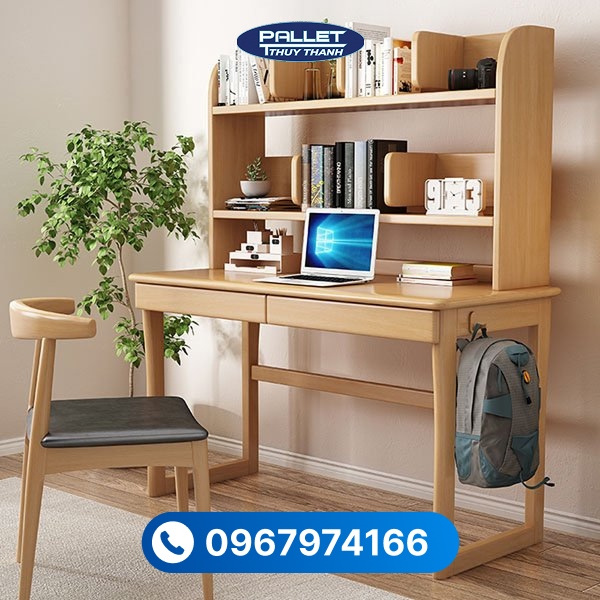 Bàn học gỗ thông mang vẻ đẹp tự nhiên, tạo cảm giác thoải mái và gần gũi khi sử dụng
