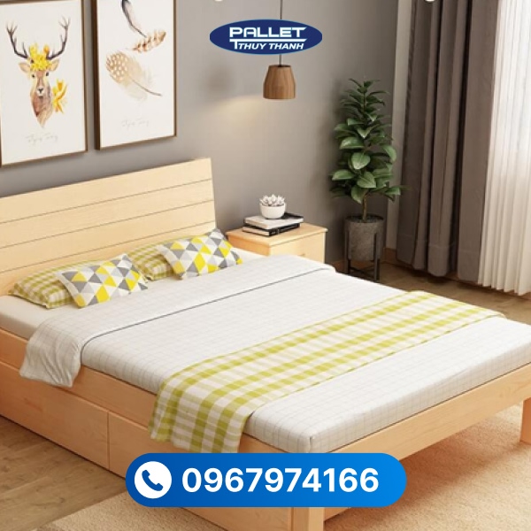 Giường ngủ gỗ thông là lựa chọn phổ biến nhờ độ bền ổn định, dễ thi công và chi phí hợp lý