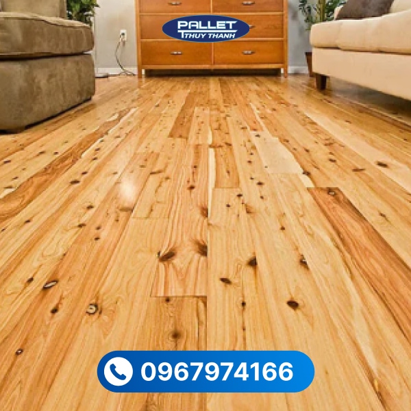 Sàn gỗ thông có độ ma sát vừa phải, ít trơn trượt khi được xử lý bề mặt đúng kỹ thuật