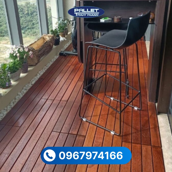 Sàn gỗ thông cần được xử lý chống ẩm để hạn chế cong vênh và phồng rộp