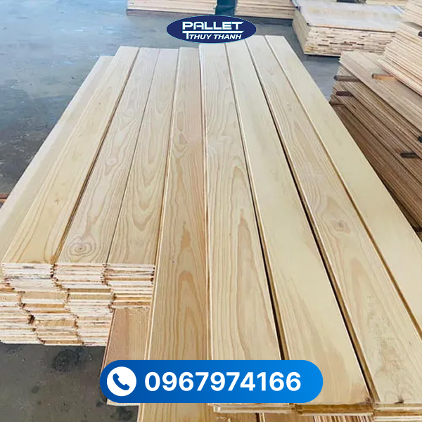 Chất liệu này dễ gia công, phù hợp làm nội thất như bàn, kệ, giường với tính thẩm mỹ cao