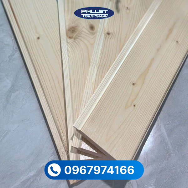 Tấm gỗ thông thường được xử lý tẩm sấy kỹ, giúp hạn chế cong vênh và tăng độ bền khi sử dụng lâu dài