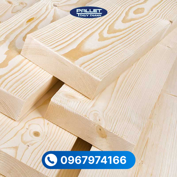 Gỗ thông tự nhiên có màu sáng, vân gỗ rõ nét và mang lại cảm giác ấm áp, gần gũi với không gian sống