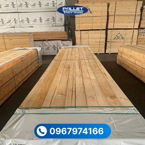 Hoạt động gia công và đóng gói gỗ thông hun trùng chuyên nghiệp, uy tín, giá tốt.