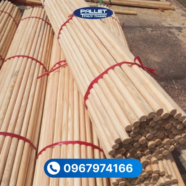 Gỗ thông tròn được gia công theo dạng thanh trụ, phù hợp nhiều ứng dụng nội thất và xây dựng.