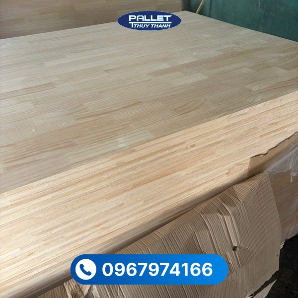 Ván gỗ thông giá rẻ vẫn đảm bảo độ bền ổn định khi được xử lý đúng kỹ thuật.