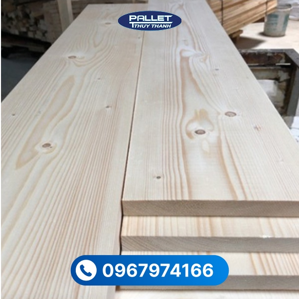 Bề mặt gỗ sáng, vân rõ nét, mang lại vẻ đẹp tự nhiên và dễ ứng dụng trong nội thất