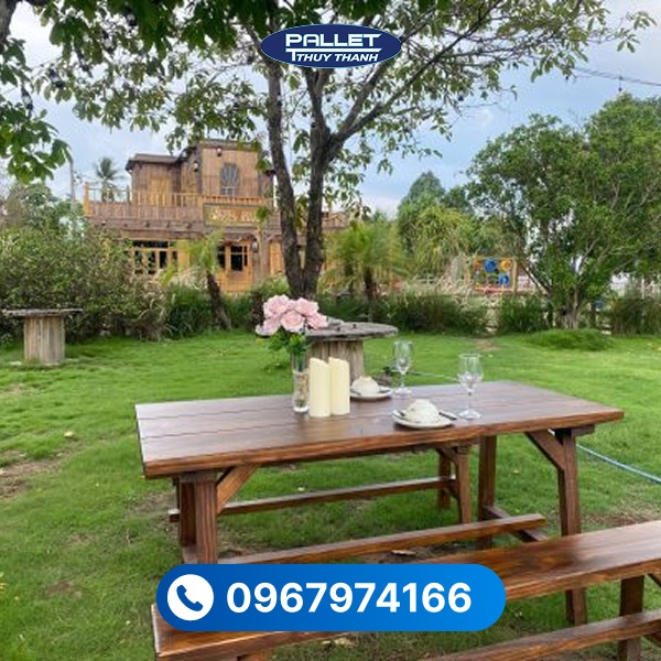 Bàn gỗ thông được thi công decor cho vườn thông