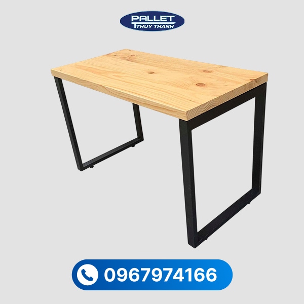 Chất liệu gỗ thông giúp bàn có trọng lượng nhẹ, dễ di chuyển và lắp đặt.