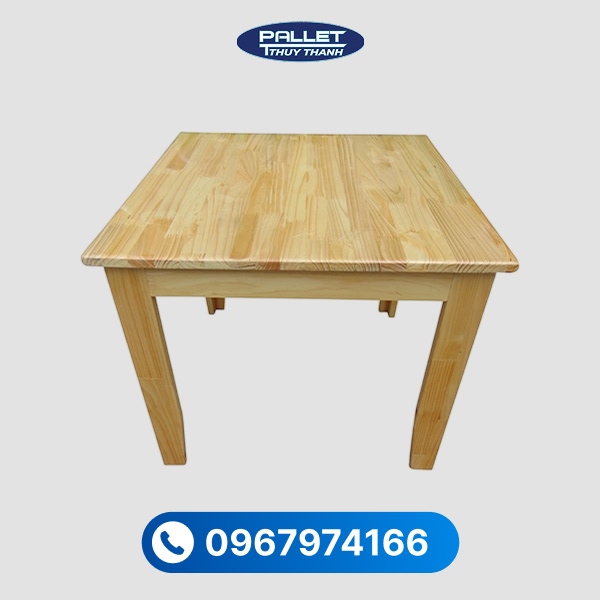 Bàn gỗ thông được sản xuất từ gỗ tự nhiên, mang vẻ đẹp mộc mạc và gần gũi.